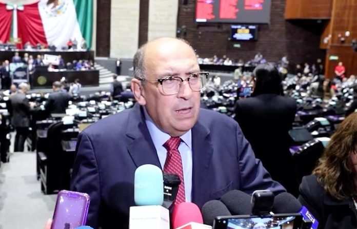 Moreira denuncia imposición y desorden en reformas del periodo extraordinario