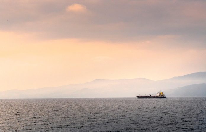 El bloqueo del estrecho de Ormuz provocaría un choque petrolero, dice embajador yemení