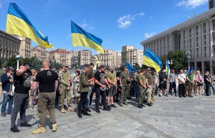 Cientos de ucranianos desafían a Zelenski y salen a las calles a protestar