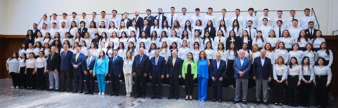 Con apoyo de la Fundación UANL, nuevos profesionistas alcanzan su meta