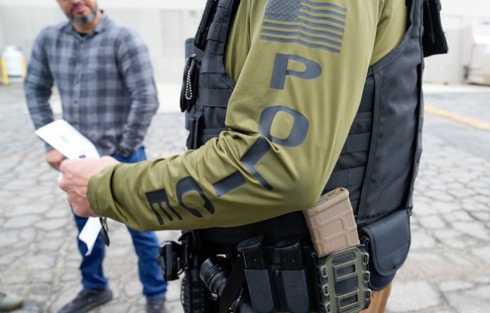 Autoridades de EU detienen a migrantes dentro de los tribunales