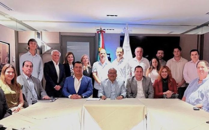 Alcalde de Escobedo destaca crecimiento económico ante empresarios y notarios