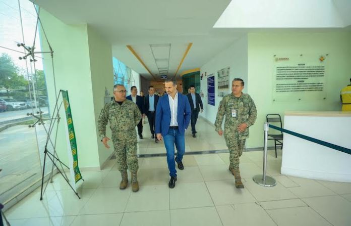 Adrián de la Garza agradece el labor militar contra el COVID durante visita al Hospital Militar Regional