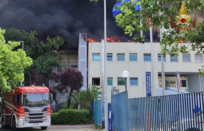 Incendio en Universidad de la Tuscia obliga a evacuación masiva