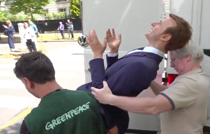 Video: Devuelven a museo de cera de París la figura de Macron robada por activistas de Greenpeace