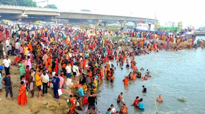 Miles de peregrinos indios se preparan para purificarse en el Ganges