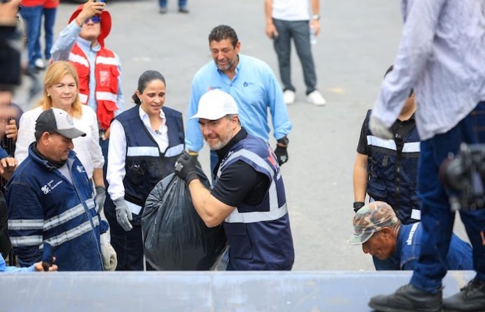 Monterrey refuerza el salario de trabajadores y honra a policías tras acto de valor