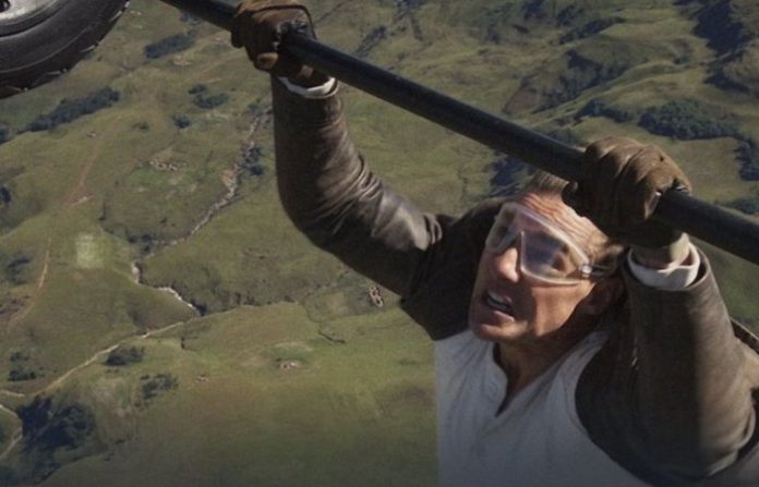 Video: Tom Cruise logra récord Guinness a los 62 años con 16 saltos desde un paracaídas en llamas