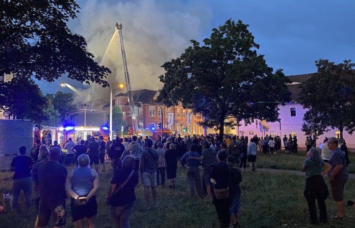 Un voraz incendio moviliza a más de 100 bomberos en Alemania