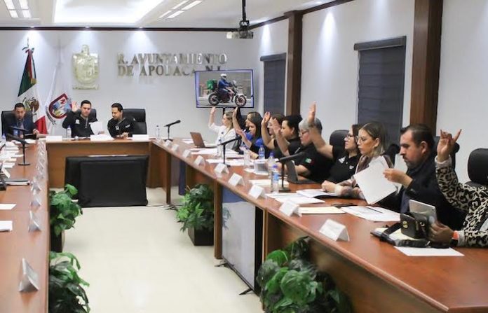 Apodaca promueve cultura vial con licencia de motociclista a un peso