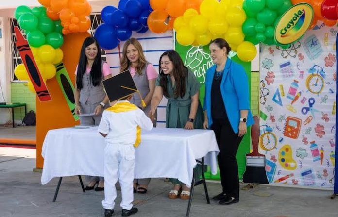 Greta Barra celebra fin de ciclo escolar entre batucada, becas y buenos deseos