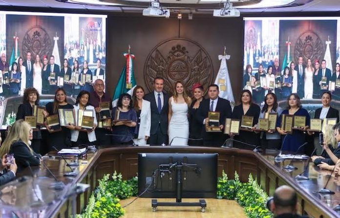Reconocen a docentes regios con la medalla “Miguel F. Martínez”