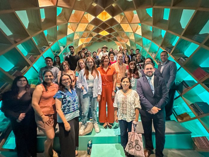 Un perro con colmillos, una lección de democracia y una librería que se volvió bosque encantado