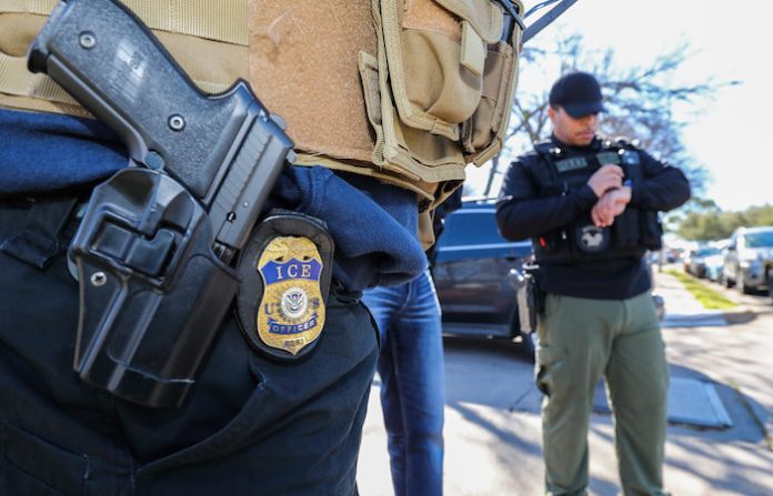 Los Ángeles impulsa una ley para evitar que los agentes oculten su identidad durante redadas