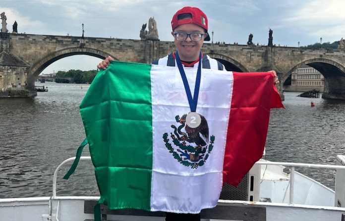 Logra paratenista de Centros Comunitarios plata en Campeonato Mundial de Tenis de Mesa 2025