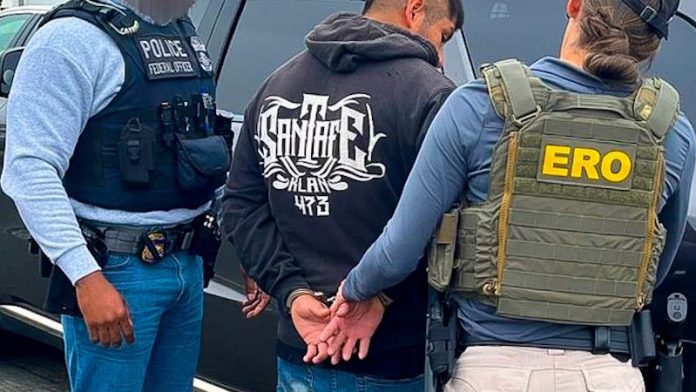 Jueza ordena suspender arrestos indiscriminados contra migrantes en California