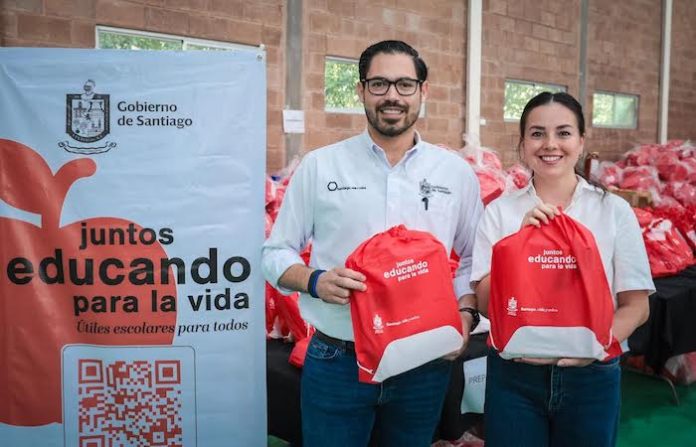 Entrega Santiago más de 11 mil paquetes de útiles escolares gratuitos