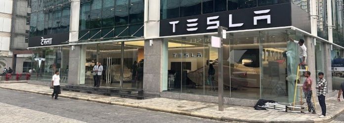 Tesla llega a la India al inaugurar en Mumbai su primera sala de exposición