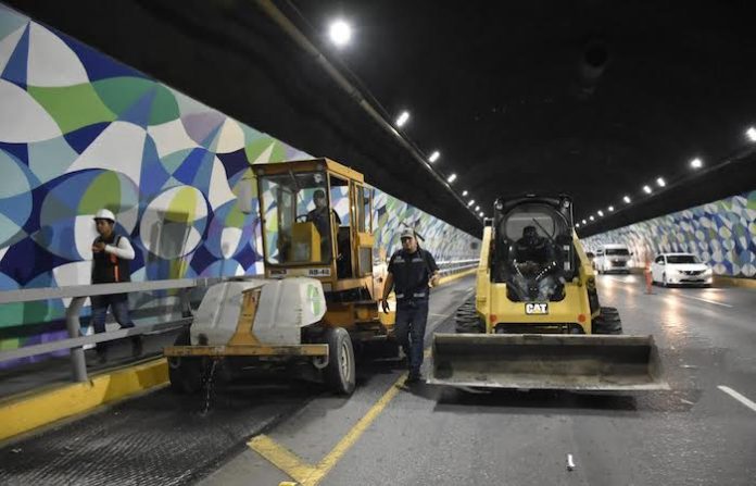 Recarpeteo nocturno en el Túnel de la Loma Larga: San Pedro y Monterrey trabajan en equipo