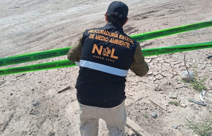 Cae escombrera ilegal en Pesquería: clausura y maquinaria asegurada