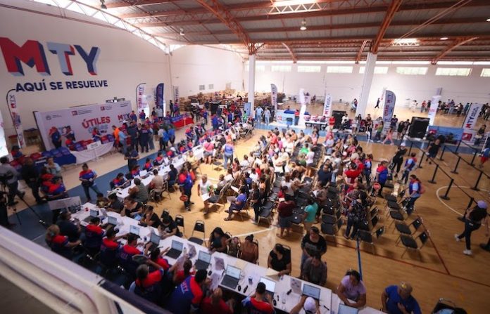 Monterrey cambia sede para entrega de útiles escolares y alcalde supervisa el proceso