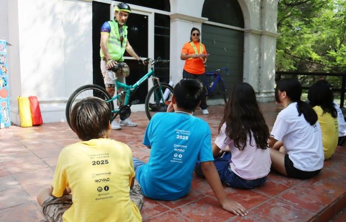 Niños de San Nicolás se convierten en guardianes viales durante el verano