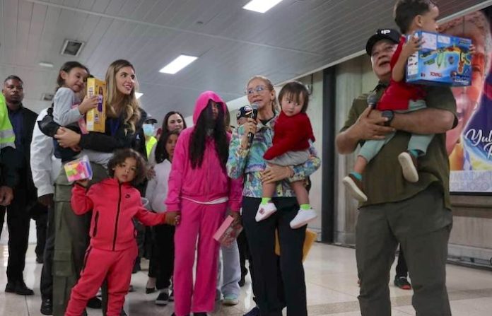 Llegan a Venezuela 7 menores retenidos en EU en vuelo junto a 251 migrantes deportados