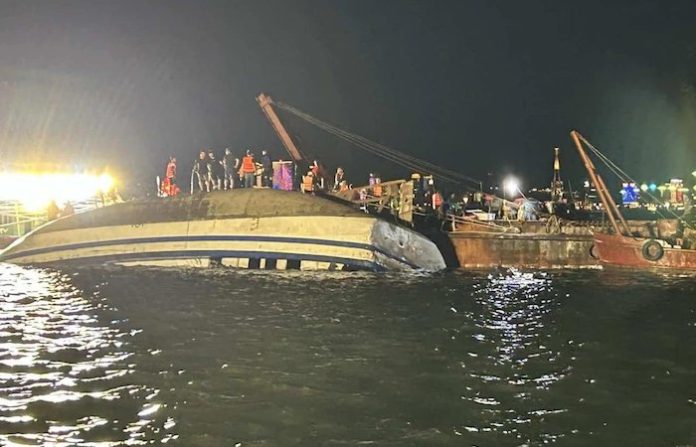 Al menos 34 muertos tras volcarse una lancha turística en Vietnam