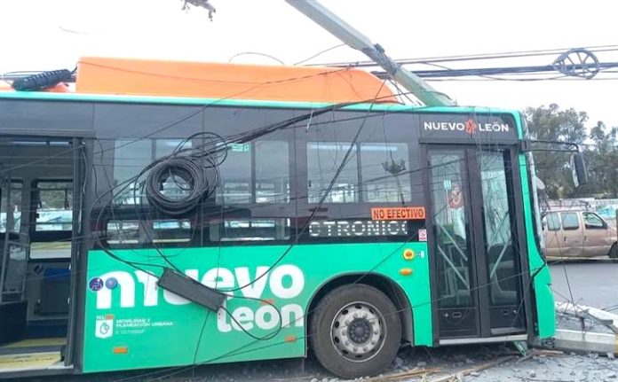 Choque de camión urbano deja diez heridos y destroza postes en Guadalupe