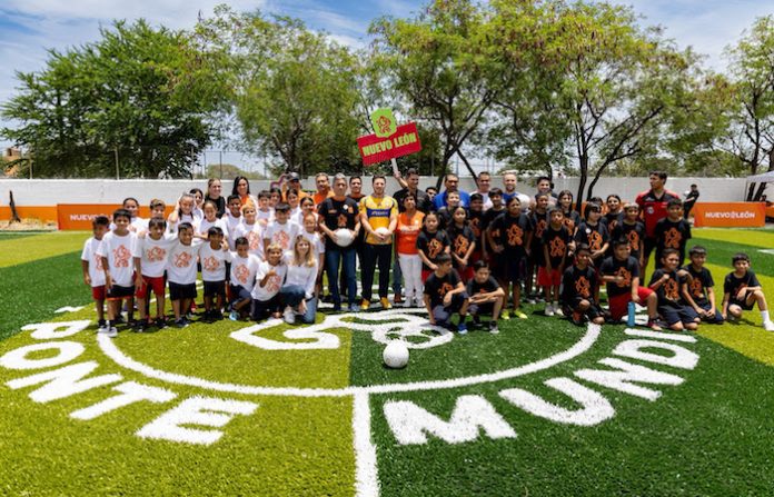 Samuel García calienta motores rumbo al Mundial con cascaritas escolares