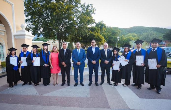 La Sierra de Santiago celebra a sus primeros graduados de la UANL: un logro que rompe barreras