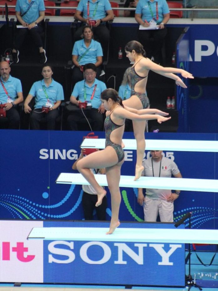 Clavadistas Lía y Mía Cueva debutan con bronce en Mundial de Deportes Acuáticos Singapur 2025