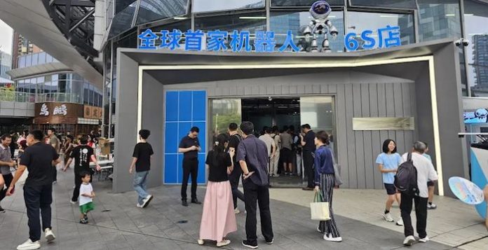 Video: China inaugura la primera tienda de robots 6S del mundo