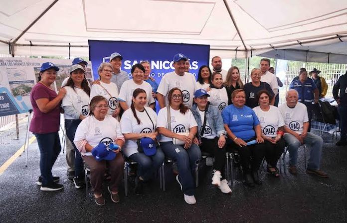 Vecinos de Hacienda Los Morales reciben plaza renovada bajo la lluvia