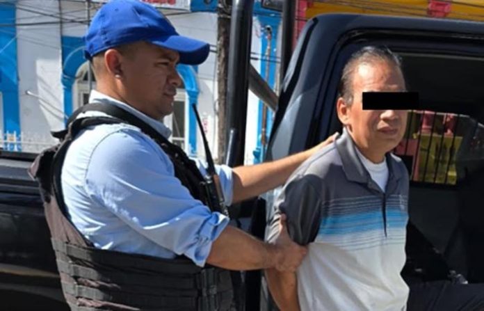 Le falló la escapatoria… y la mano también, cae por acosador en camión urbano