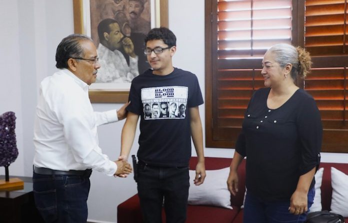 La 4T Norteña se pone los tenis: respaldo y beca para joven víctima de robo