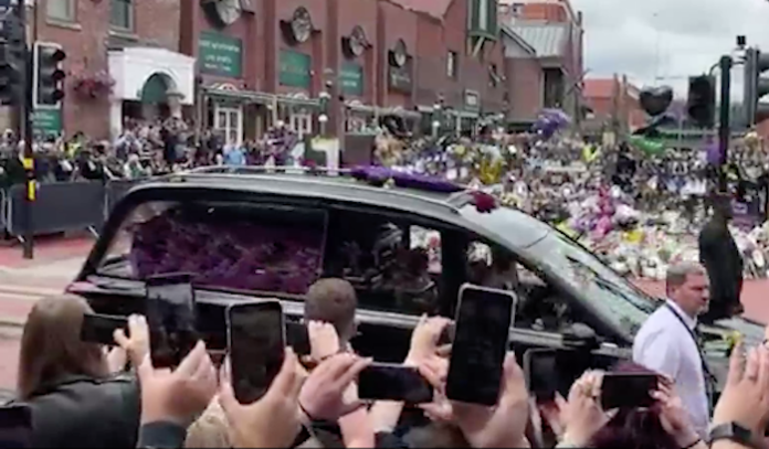 El último viaje de la leyenda: los fans de Ozzy Osbourne se reúnen en la ciudad natal del cantante