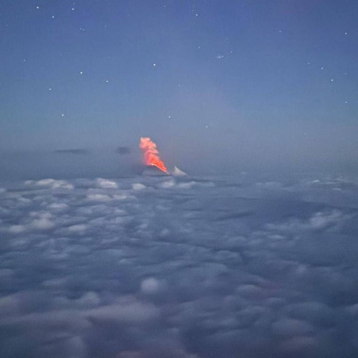 Un volcán en la región rusa de Kamchatka entra en erupción tras potente terremoto