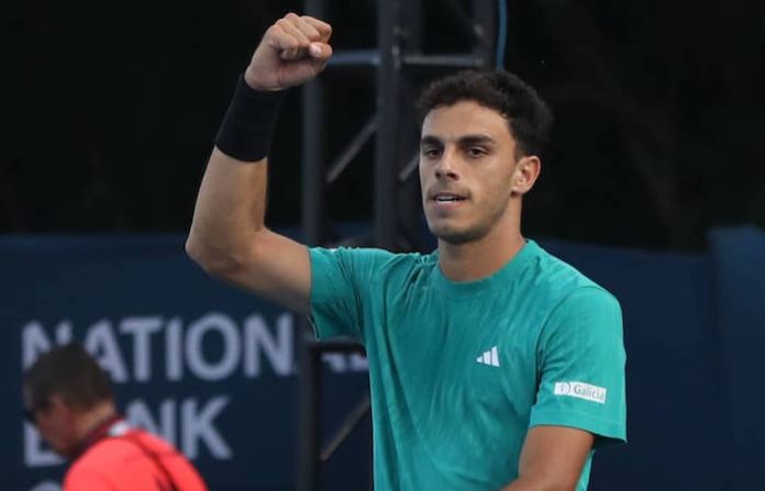 Cerúndolo pasa a su amigo Etcheverry en Toronto y sigue firme