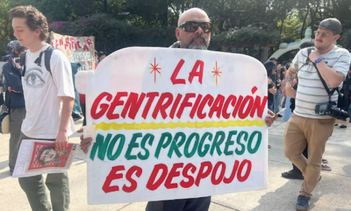 “Ni con dos trabajos puedo pagar una renta”: mexicanos protestan contra la gentrificación en CDMX
