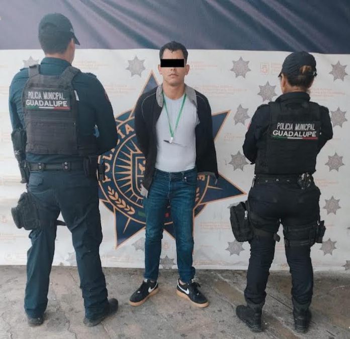 Detienen en Guadalupe a presunto “desplazador” con 14 tarjetas bancarias