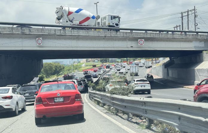 Monterrey habilita carril reversible en Morones Prieto para aliviar tráfico por cierres en Constitución
