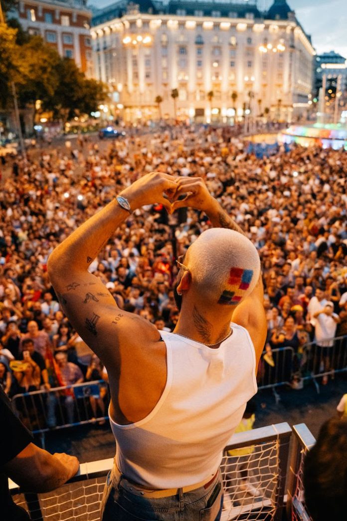 Manuel Turizo hace vibrar Madrid con su apoyo al Orgullo LGBTQ+ desde la carroza “201”