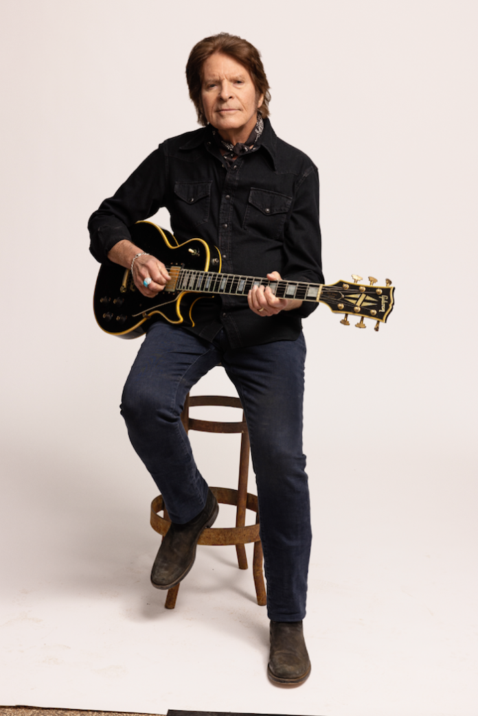 John Fogerty revive su legado con nuevas versiones de clásicos y prepara lanzamiento de álbum