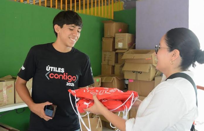 Apodaca inicia entrega de útiles escolares para el ciclo 2025