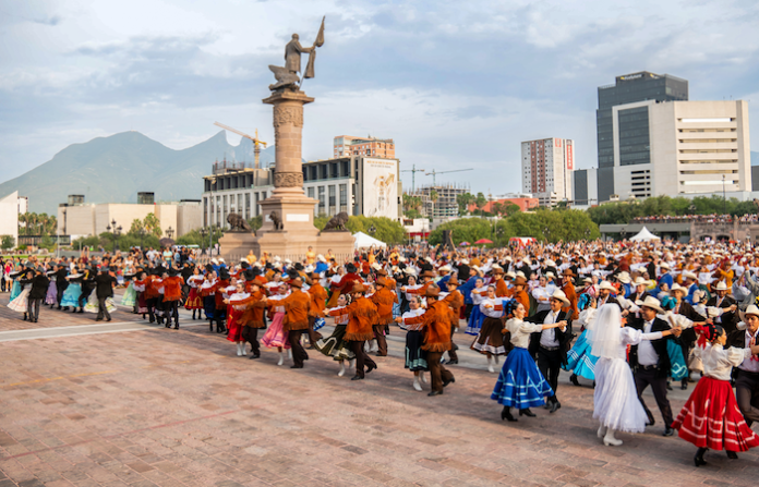 La Macroplaza se llena de color en el cierre del 33 Mitote Folklórico