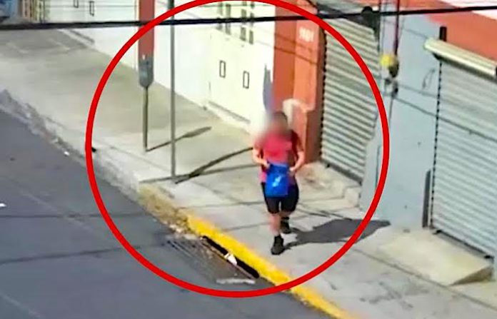 Detienen a hombre sorprendido robando fundas de parquímetros en el centro de Monterrey