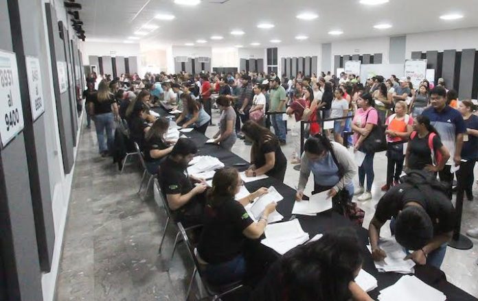 Apodaca entrega más de 11 mil becas a estudiantes de preparatoria y universidad