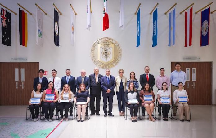 Estudiantes de la UANL viajarán a Inglaterra para perfeccionar su inglés