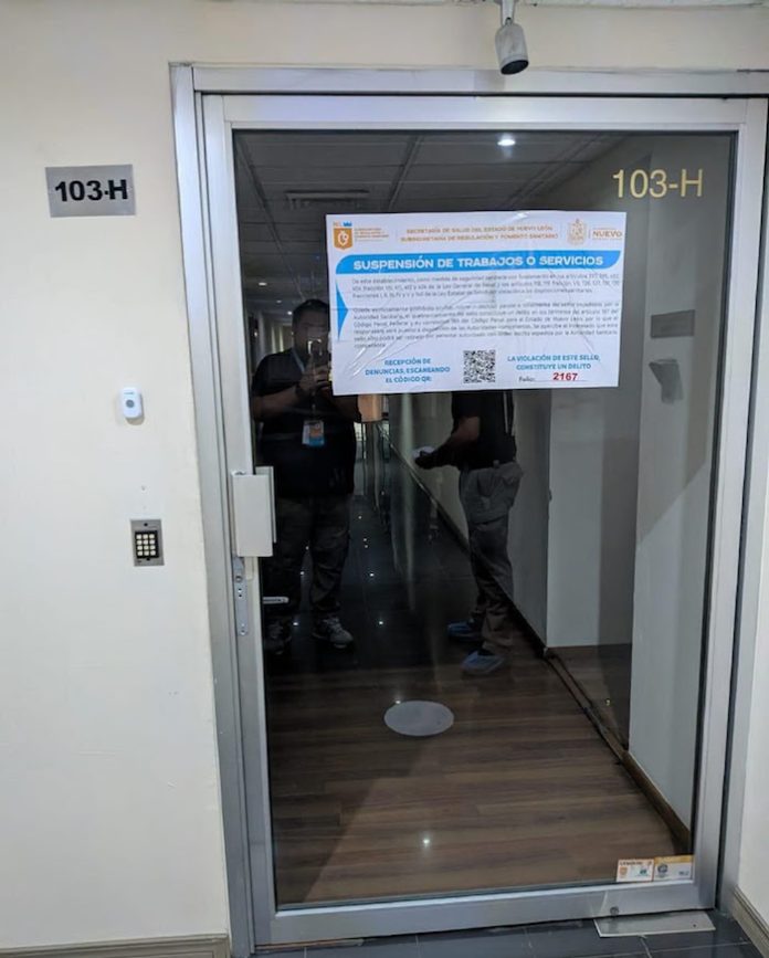 Suspenden clínica en la que murió mujer tras cirugía estética